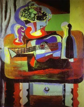 パブロ・ピカソ Painting - テーブルの上にフルーツとグラスが置かれたギターボトルボウル 1919年 パブロ・ピカソ